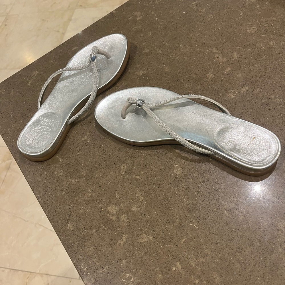 - - - - Vince Camuto , White/Silver Flip Flop Flats sandals , size 6M